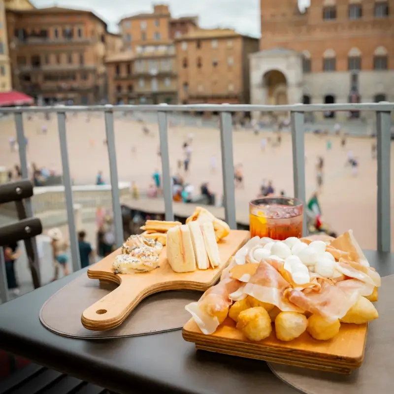 ristorante pizzeria costa siena aperitivo con vista in piazza del campo apericosta 15e