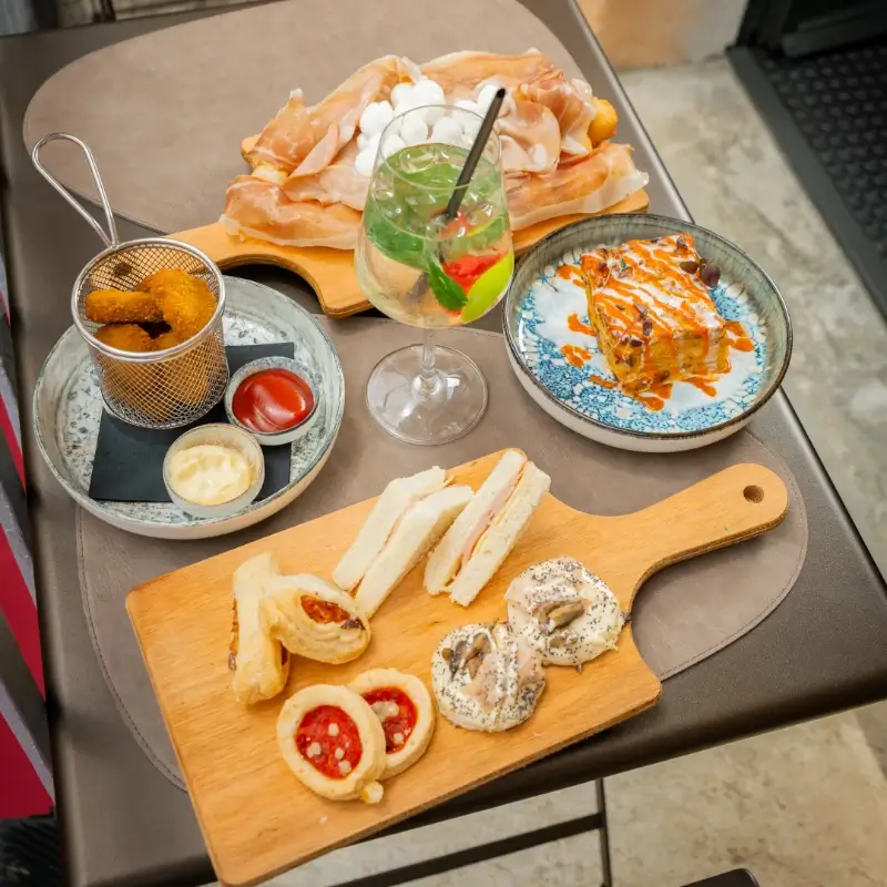 ristorante pizzeria costa siena aperitivo con vista in piazza del campo apericosta 25