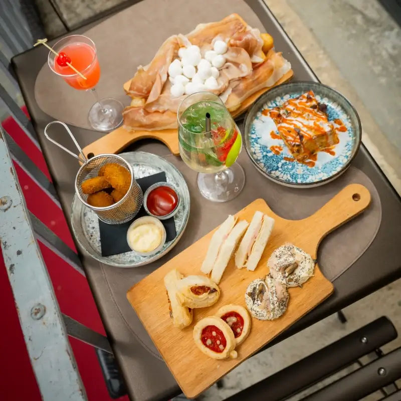 ristorante pizzeria costa siena aperitivo con vista in piazza del campo apericosta 30