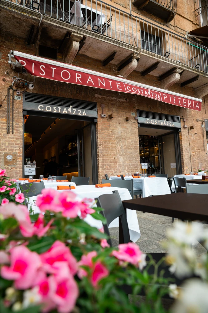 ristorante pizzeria costa siena dehor in prima fila su piazza del campo